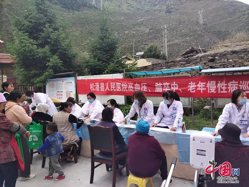 松潘县人民医院开展脑卒中义诊健康宣传活动