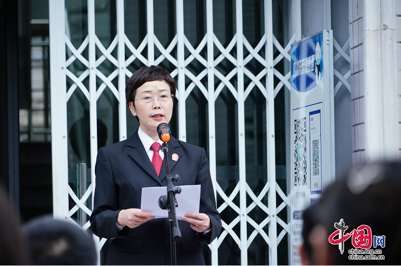 顺庆区法院在新建法庭举行“老年人权益司法保护中心”和“少年法庭”揭牌仪式