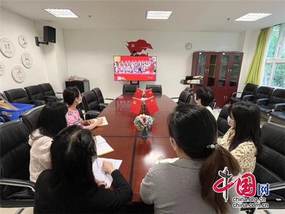 成都市第一幼兒園組織黨員收看四川省第十二次黨代會開幕大會
