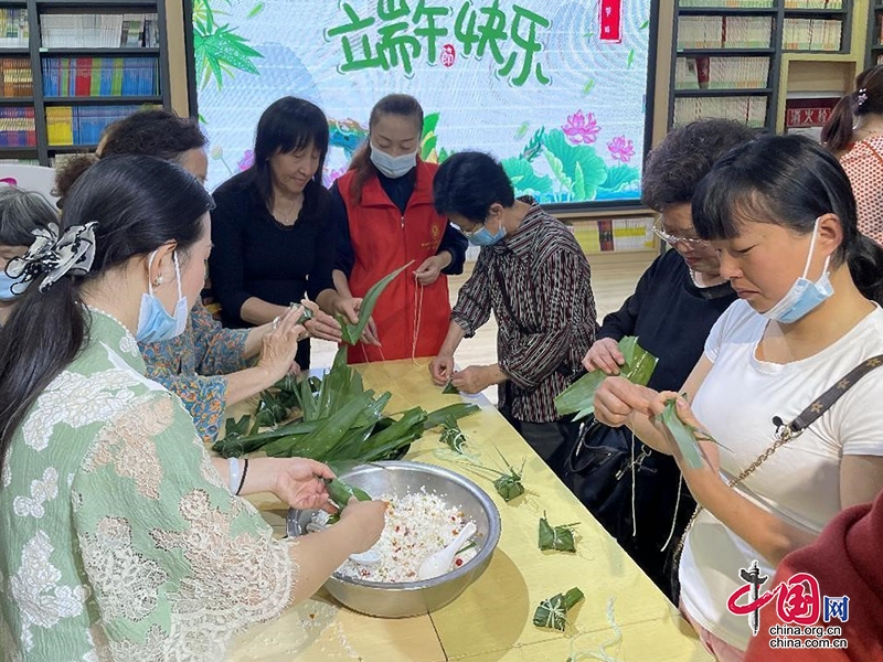 自贡自流井：檀木林社区开展“香飘万粽 端阳传情”包粽子新时代文明实践活动