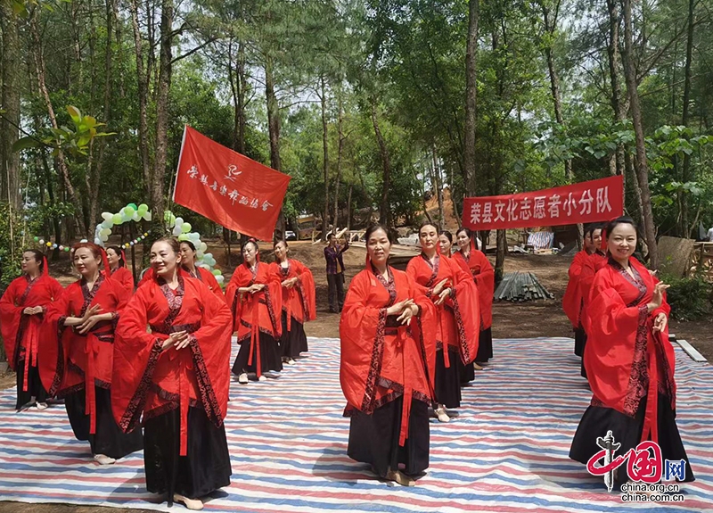 自贡市荣县文艺爱好者走进荣县长山镇双河村开展文艺采风活动