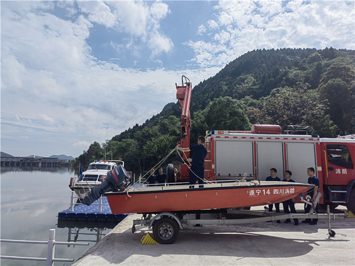 射洪市太和大道消防救援站组织开展舟艇吊升下水训练
