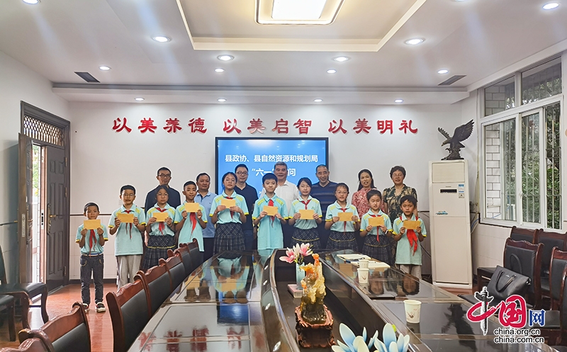 自贡市荣县自然资源和规划局赴富南小学开展“六·一”走访慰问活动