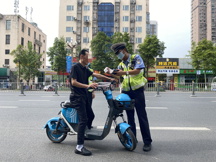 @遂宁人：不管什么理由，请遵守交通规则，平安出行