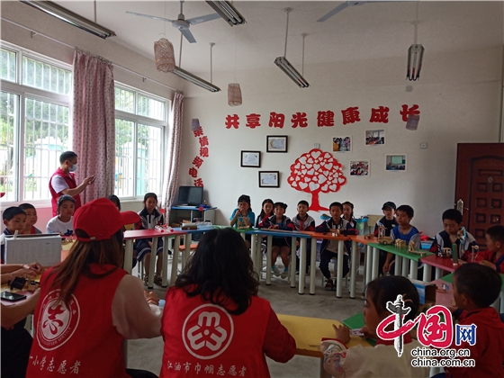 綿陽江油市方水鎮祥瑞社區志願者走進八一小學開展關愛留守兒童活動