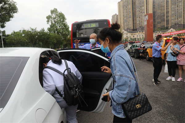 兩天護送1000余人　萬順叫車瀘州分公司愛心送考圓滿結束