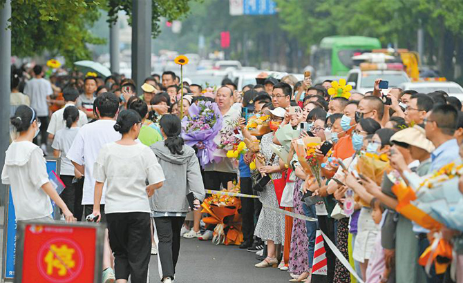 2022年高考结束，家长老师寄语考生 人生不止高考 找到适合自己的路