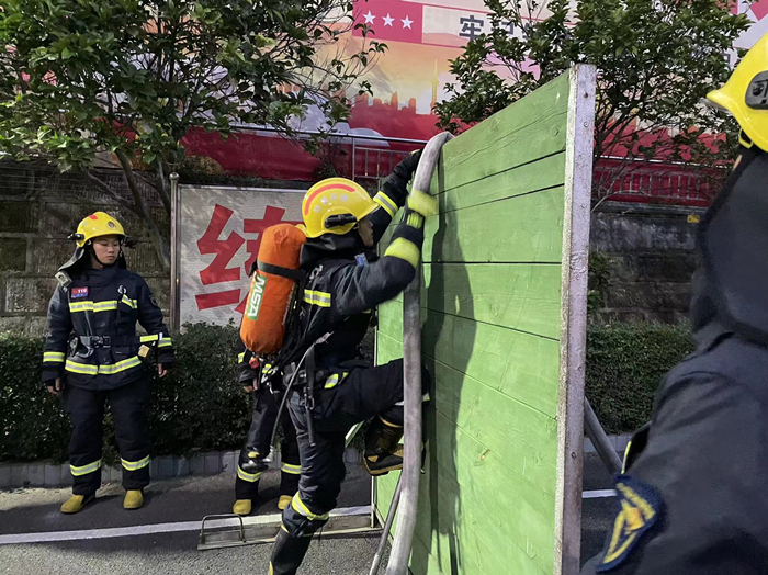 射洪市太和大道消防救援站组织开展紧急避险训练