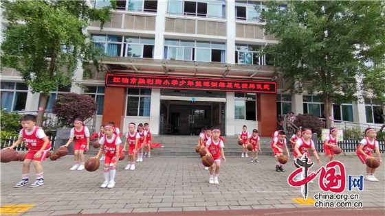 綿陽江油市勝利街小學舉行少年籃球訓練基地授牌儀式