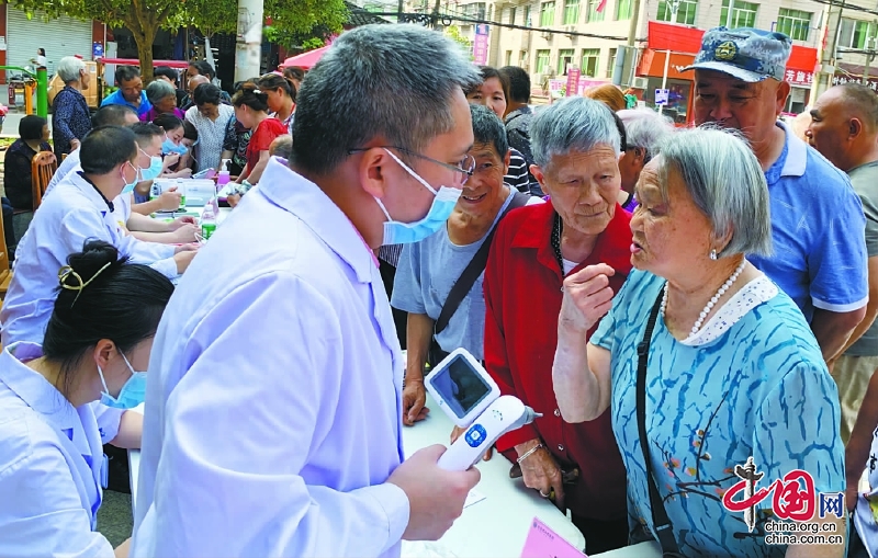 南充市中心醫院醫生走進南部縣升鐘鎮開展巡迴醫療活動