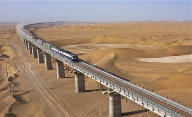 世界首个沙漠铁路环线今日开通运营