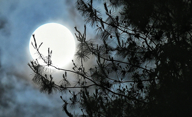 彩云追月威远石板河观“超级月亮”