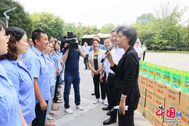 四川省總工會來綿開展夏季“送清涼”活動