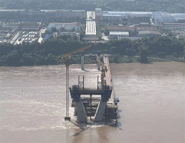 高度162米！榕山长江大桥白米岸“钻石型”主塔封顶