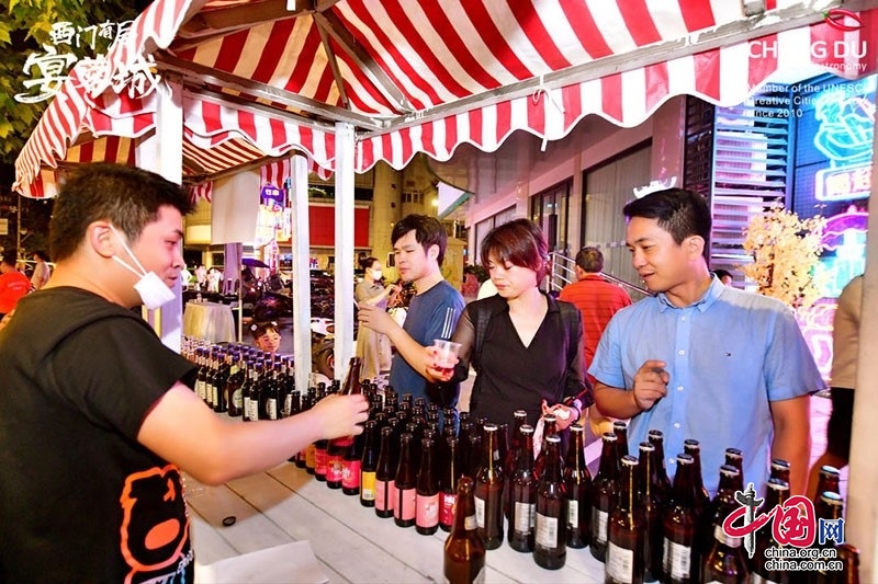 2022成都户外音乐啤酒季在金牛西安路美食街区正式启动