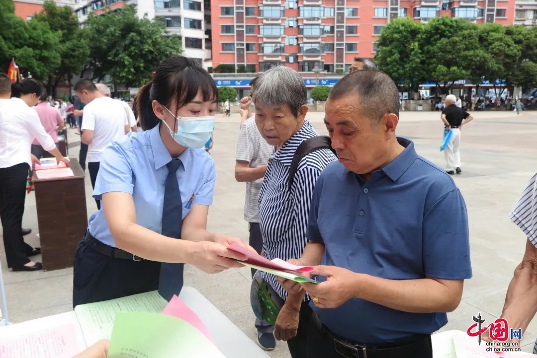 營山縣檢察院：禁毒宣傳進廣場 多彩人生不“毒”行