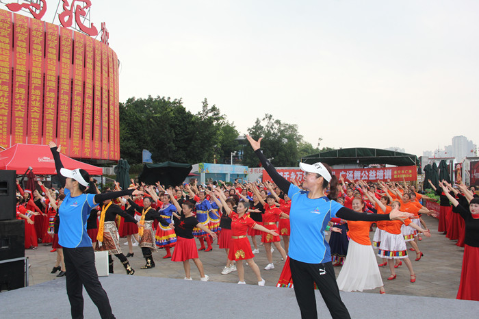 遂宁市举行第12场“百城千乡万村•社区”广场舞项目公益培训活动