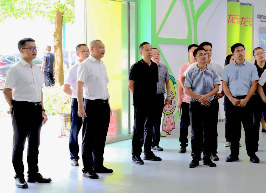 广安区委书记文阁宣讲习近平总书记来川视察重要指示精神和省第十二次党代会精神，调研现代农业产业发展、乡村振兴工作