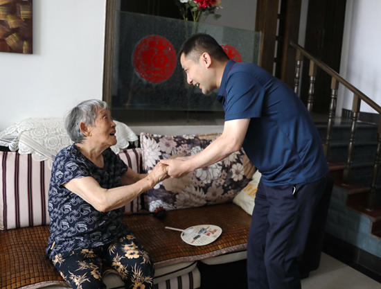 灼灼党日情 浓浓关爱心——广安市人民医院开展纪念建党101周年走访慰问活动