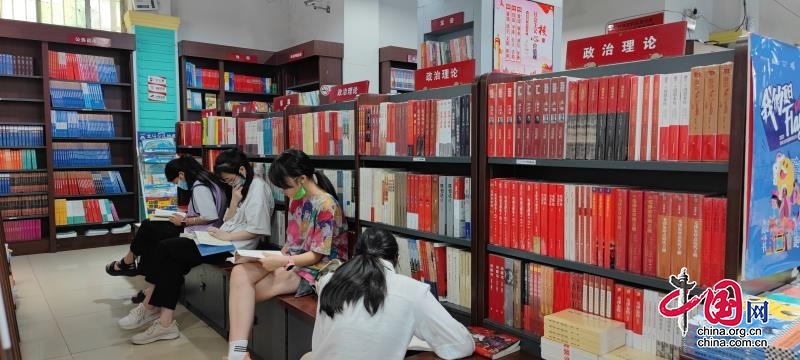 “悦”读一“夏” 乐至书店“暑假模式”正式开启