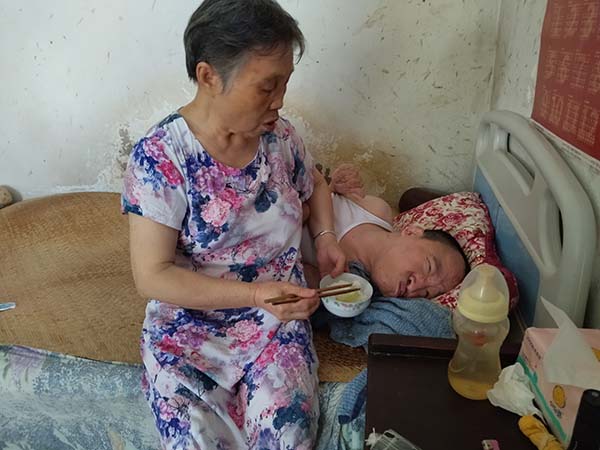 李中文：照顾瘫痪儿子47年 诠释母爱情深似海