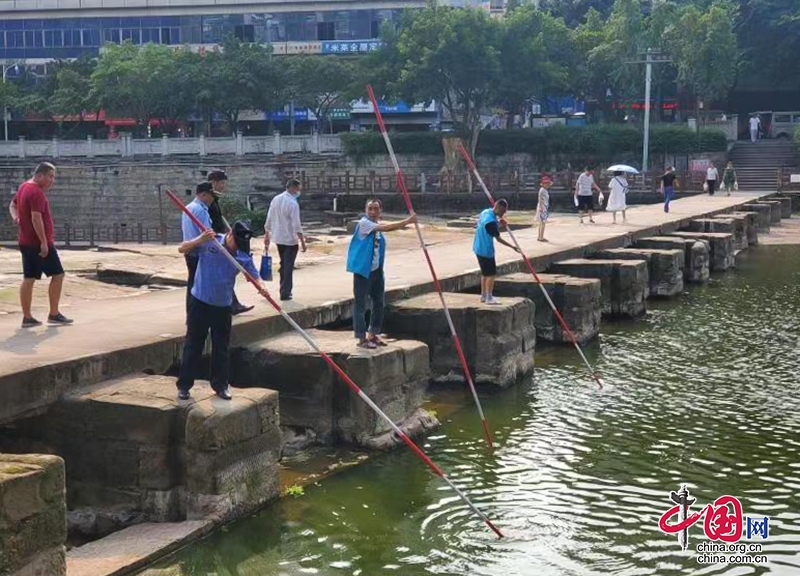 自贡贡井：小竹竿起大作用 贡井街道设置防溺水简易救援工具