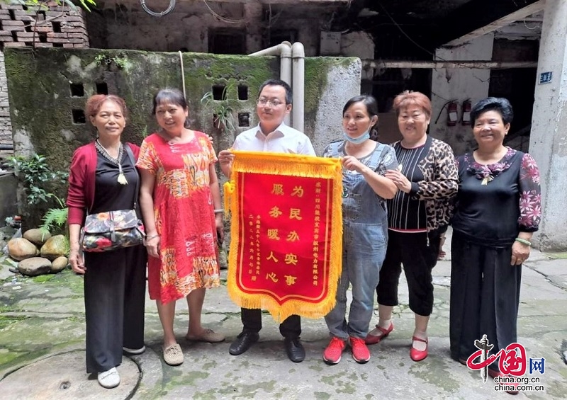 翠屏区大观楼街道：及时维修破损护栏 保障居民安全出行