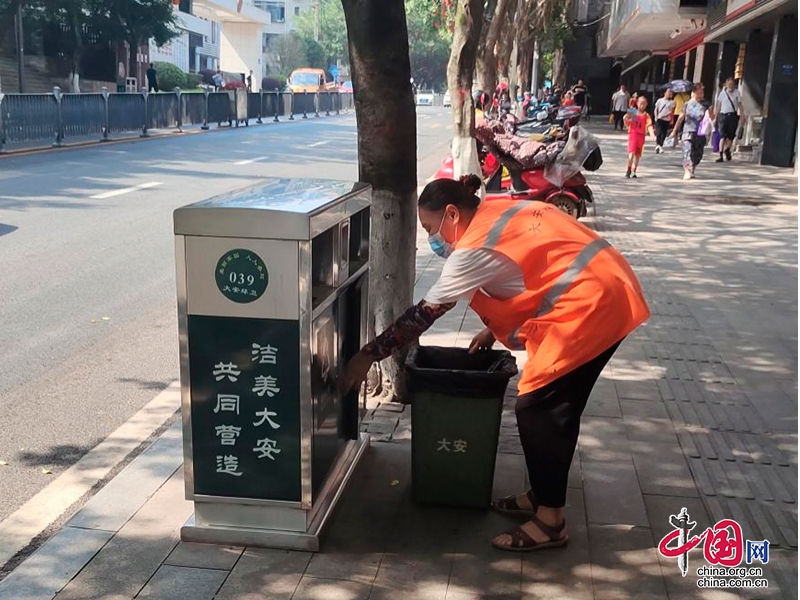 自贡大安：环卫一线工人高温坚守 守护城市“高颜值”