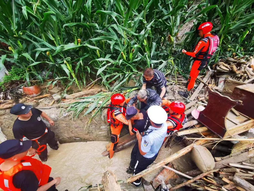 北川白什乡遭受洪水袭击 公安民警奋力抢险救援