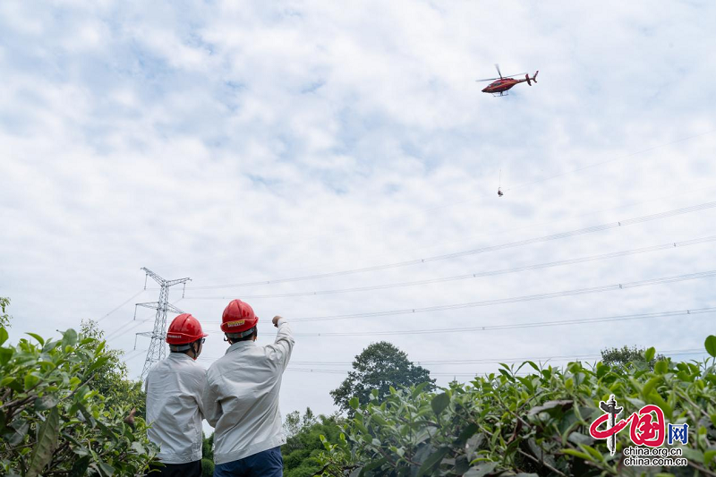 四川：直升飛機帶電作業緊急消除電力隱患