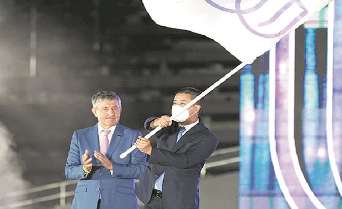 成都代表团接过国际世界运动会协会会旗