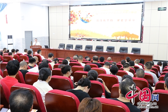 绵阳江油市长城实验学校举行退休教师欢送仪式