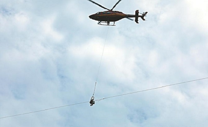 国内首次！直升机带电修复500千伏输电光缆