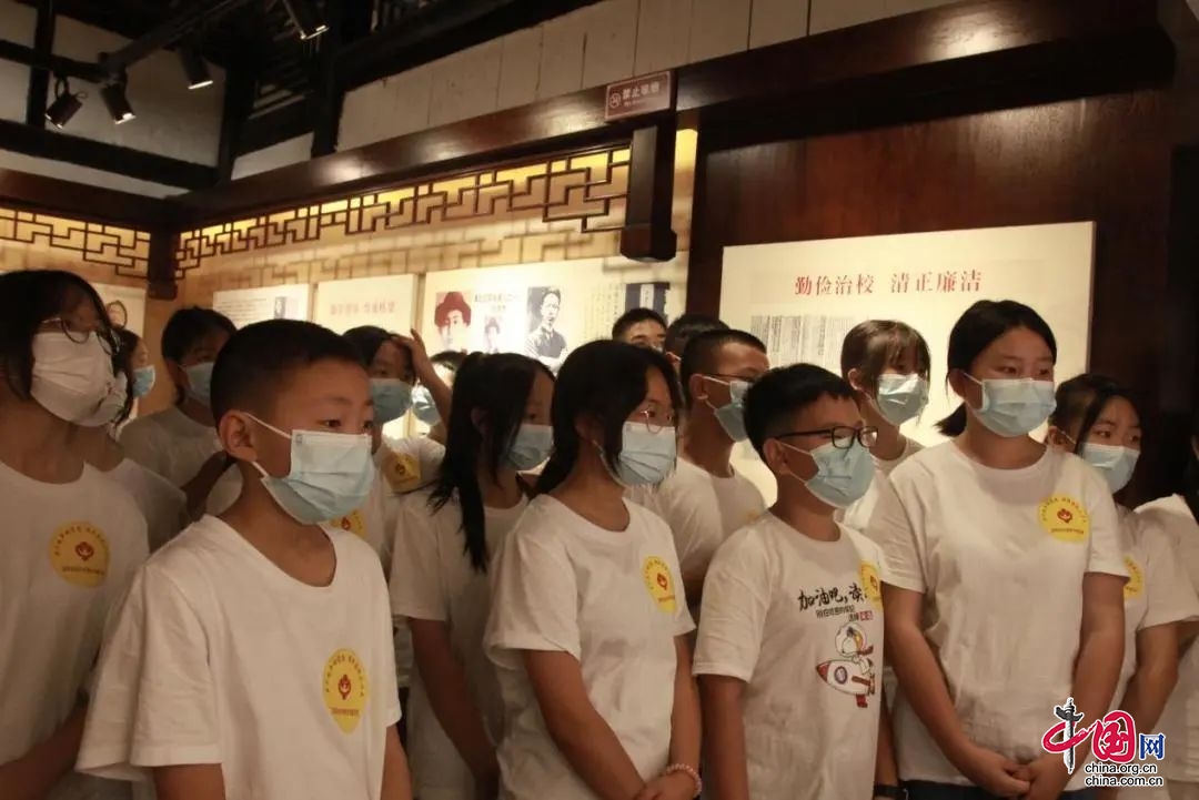 高坪區組織百名青少年到張瀾紀念館開展“老少同聲頌黨恩，攜手喜迎二十大”青少年夏令營活動