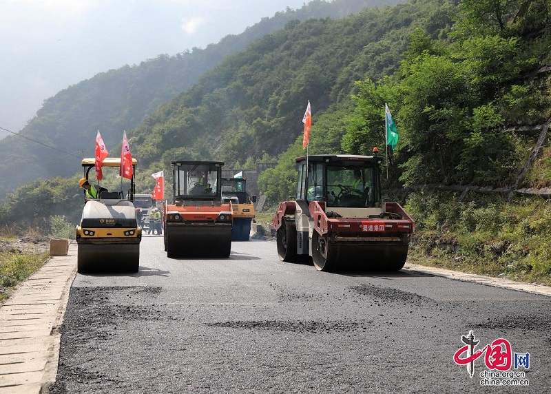 绵茂公路（茂县段）进入油面施工阶段 力争9月底通车 