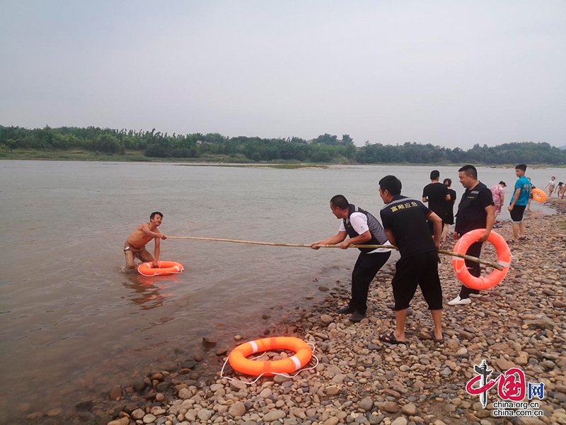 自贡富顺:应急演练防溺水 护航安全助成长