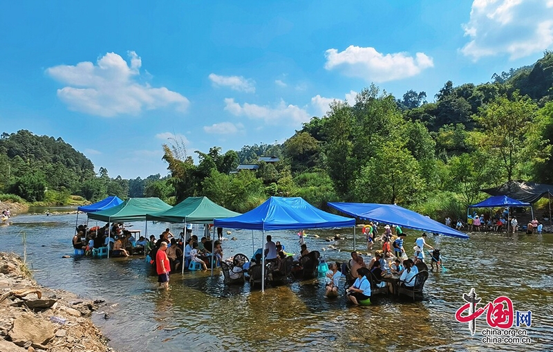 自贡荣县：避暑打卡胜地 小井沟水库下游牌坊石“火”了