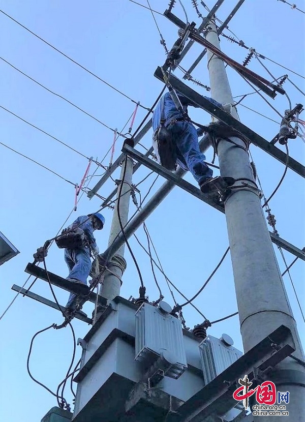 宜宾：暴雨突袭线路跳闸  供电员工冒雨连夜抢修送电