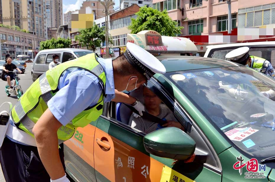 南部縣交警大隊持續開展“一盔一帶”安全守護行動 保障群眾平安出行安全