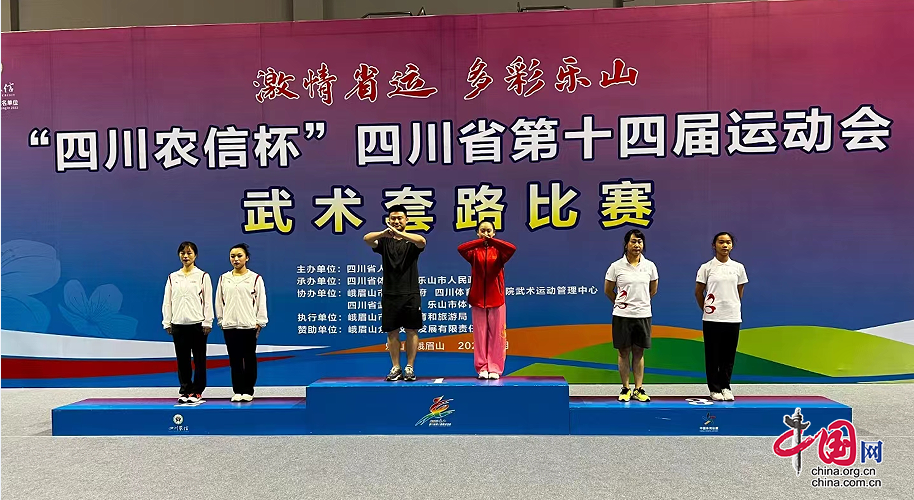 南充小将李亚南在四川省第十四届运动会武术套路比赛中成功斩获金牌