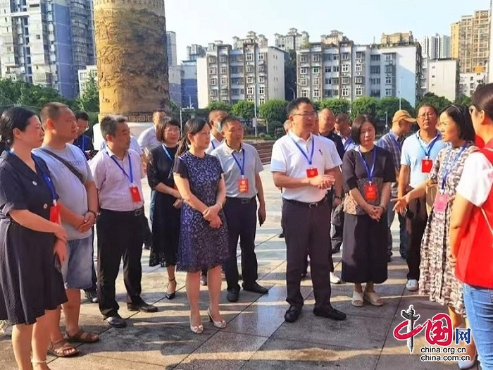 江安县新的社会阶层人士参与调研创建全国文明城市及老旧小区改造工作