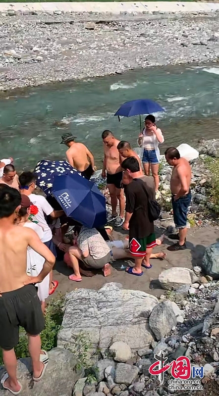绵竹清平一游客溺水  幸遇护士父女施救！