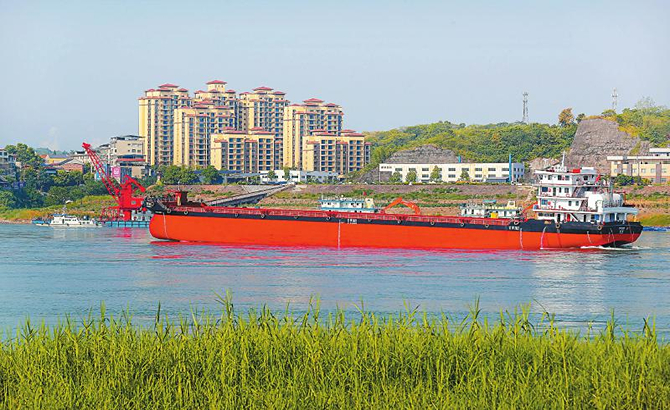 四川首艘LNG—柴油双燃料干货船首航