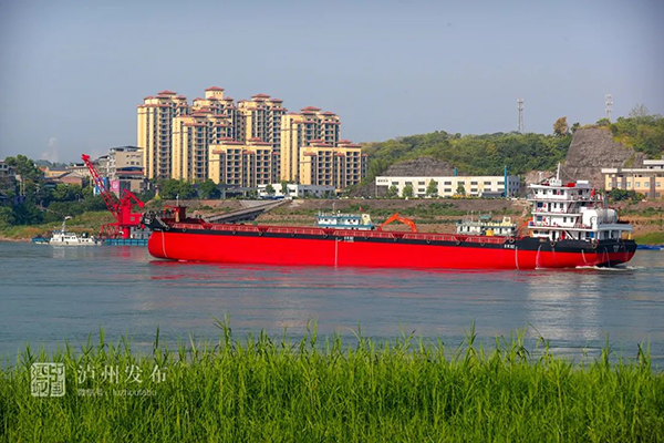 载货量8000吨！四川首艘大型“双燃料”干货船在泸州首航