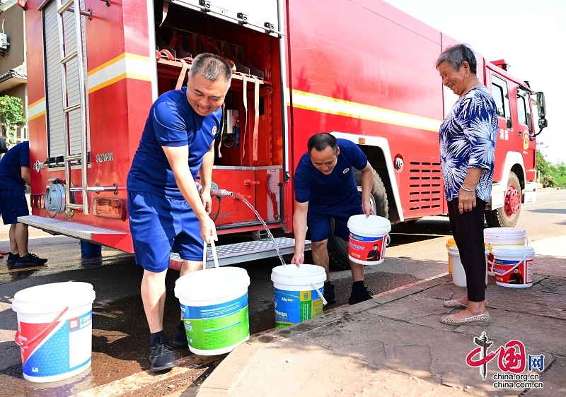 內江：戰高溫 “藍朋友”送水到家門