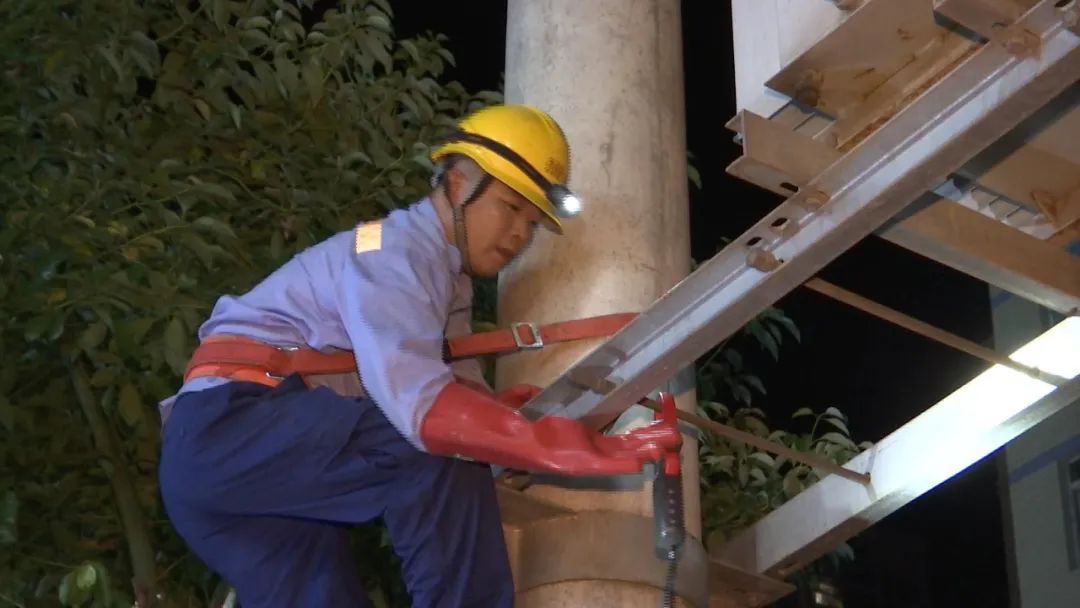 岳池县：电力抢修人员坚守一线 保障电力有序供应