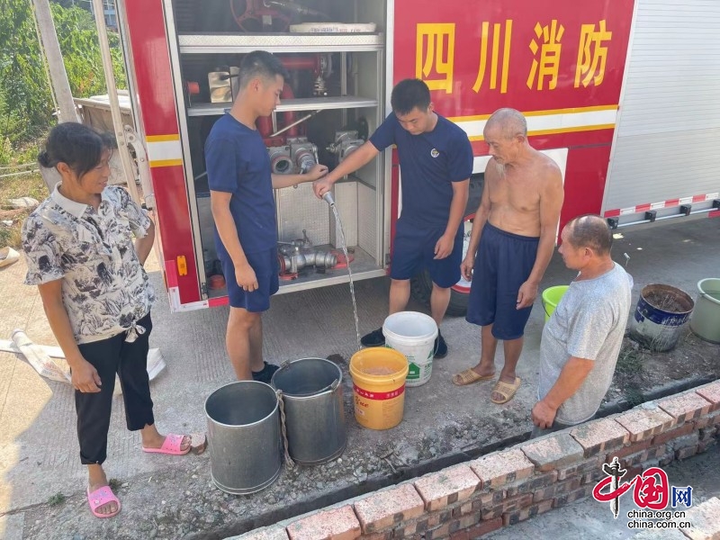 安居消防为居民送水 解群众燃眉之急