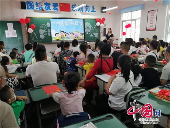 綿陽江油市文化街小學舉行新生入學儀式