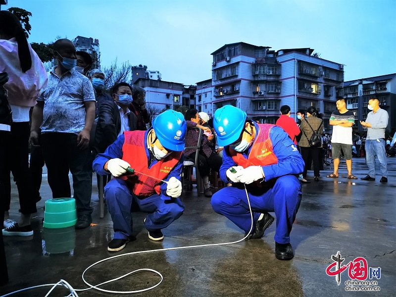 宜賓：“紅馬甲”快速接電 為核酸檢測“加速”