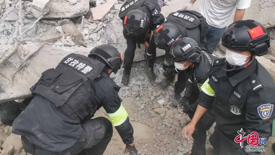 甘孜州瀘定6.8級地震特別報道∥四川甘孜特警徒手刨土解救出一名被困男子